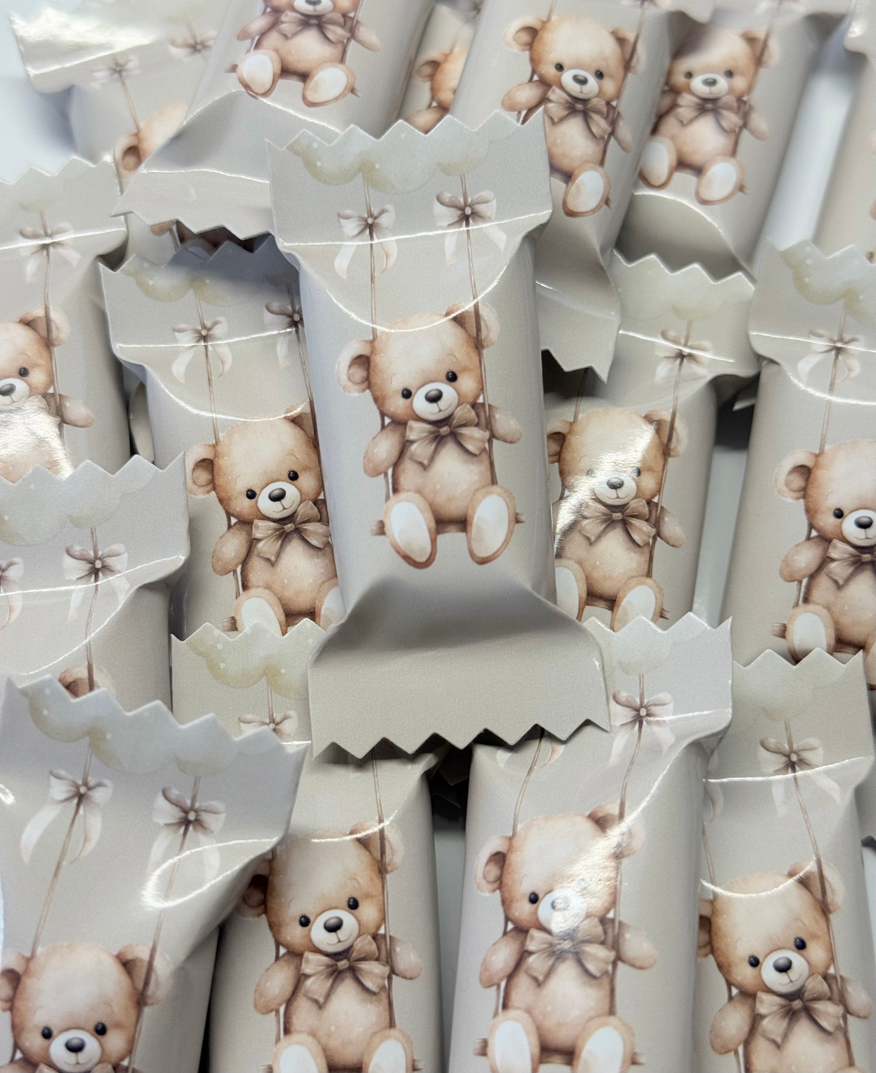 Personalisierte Bonbons mit name/ Tischdeko/ Streudeko/ gastgeschenke/ Mitgebsel/ Partydeko/ Baby/ Teddy auf Schaukel/ beige