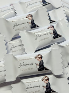 Bonbons personalisiert Gastgeschenk Mitgebsel Kommunion Konfirmation Taufe Streudeko Tischdeko betender Junge mit Bibel und Rosenkranz